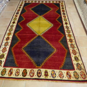 tappeto gabbeh persiano color rosso blu giallo da salotto