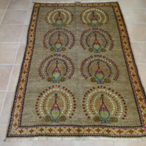 tappeto persiano gabbeh con i pavoni da salotto fondo beige