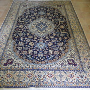 tappeto persiano nain fondo blu da sala floreale