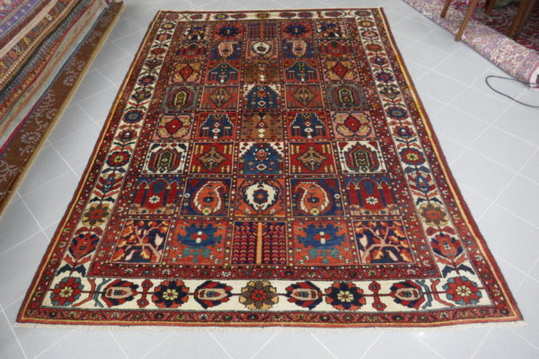 tappeto persiano bakhtiari a formelle multicolore