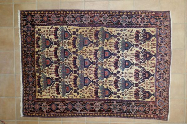 antico tappeto afshari fondo giallo con i vasi fioriti