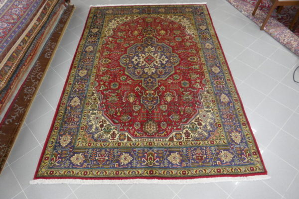 tappeto tabriz fondo rosso con il medaglione