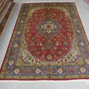tappeto tabriz fondo rosso con il medaglione