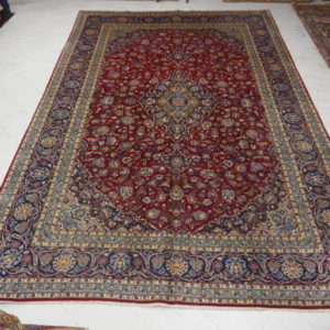 tappeto grande con il medaglione rosso e blu