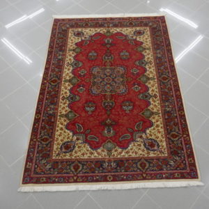 tappeto classico kum saveh da salotto fondo rosso