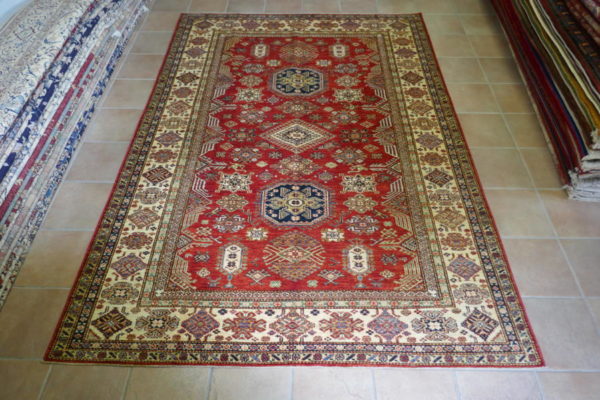 tappeto kazak da sala fondo rosso