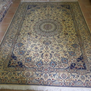 elegante tappeto persiano nain da sala