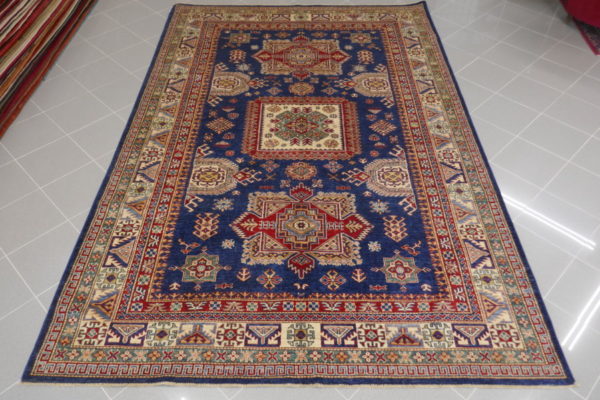 tappeto orientale kazak da sala fondo blu