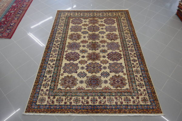 tappeto elegante kazak fondo chiaro da sala