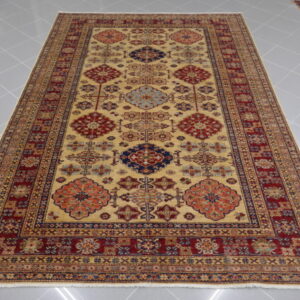 tappeto uzbek kazad da sala fondo chiaro
