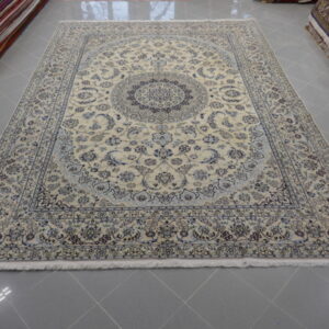tappeto grande persiano nain da salotto fondo chiaro da sala
