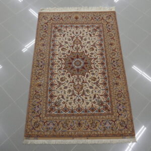 tappeto persiano isfahan misto seta fondo chiaro da salotto