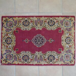 piccolo tappetino persiano floreale fondo rosso
