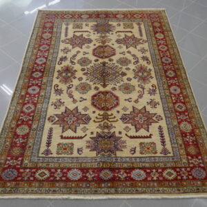tappeto orientale kazak da salotto fondo avorio geometrico
