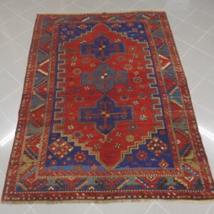 antico tappeto caucasico kazak fondo rosso da salotto