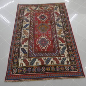 antico tappeto caucasico kazak fondo rosso