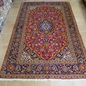 tappeto persiano keshan classico fondo rosso da salotto