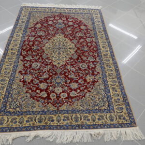 tappeto persiano nain 6 fili fondo rosso rubino da salotto