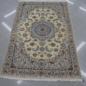 tappeto persiano nain 9 fili fondo chiaro da salotto