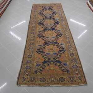 antico tappeto passatoia persiana con i vasi fioriti