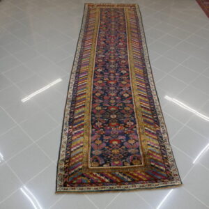 antica passatoia curda persiana da corridoio fondo blu disegno a tutto campo