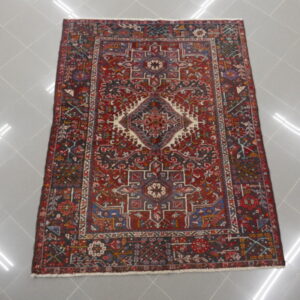 tappeto persiano gharajeh da salotto fondo rosso disegno minuto geometrico