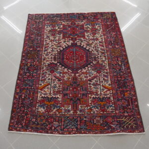 tappeto persiano gharajeh fondo avorio disegno minuto da salotto