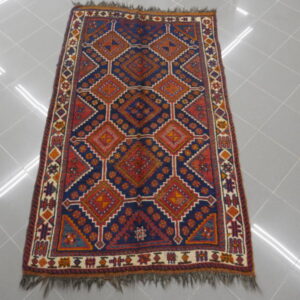 antico tappeto persiano lori geometrico rosso e blu da salotto