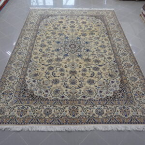 tappeto persiano nain 9 fili misto seta fondo chiaro da salotto