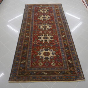 antico tappeto caucaso lesghi da salotto con cinque stelle fondo rosso