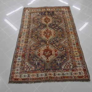 antico tappeto persiano gashgai da salotto con i colori naturali