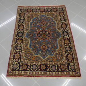piccolo tappeto persiano kum con il medaglione fondo azzurro