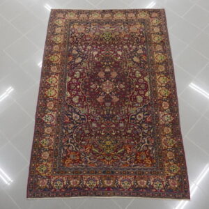 antico tappeto isfahan da salotto floreale fondo rosso