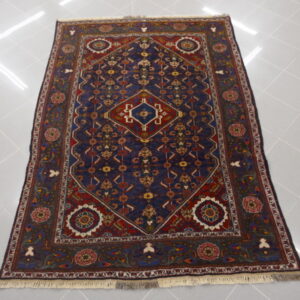 antico tappeto persiano abadeh da salotto fondo blu