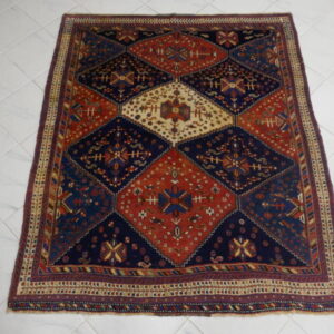 antico tappeto afshari da salotto fondo blu