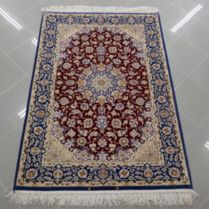 piccolo tappeto persiano misto seta isfahan fondo rosso