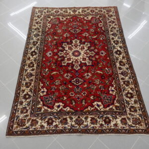 tappeto persiano isfahan di vecchia manifattura fondo rosso