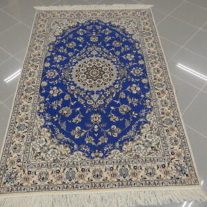 piccolo tappeto persiano nain 6fili fondo azzurro da salotto