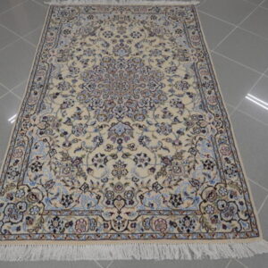 piccolo tappeto persiano nain fondo avorio