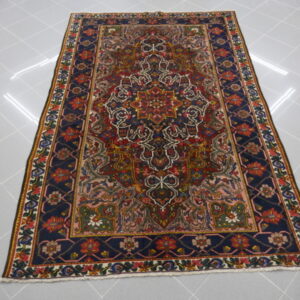 antico tappeto persiano da salotto con splendidi colori