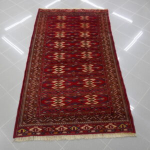 tappeto persiano turcomanno yomut fondo rosso da salotto