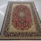 tappeto persiano isfahan fondo seta color rosso rubino da salotto