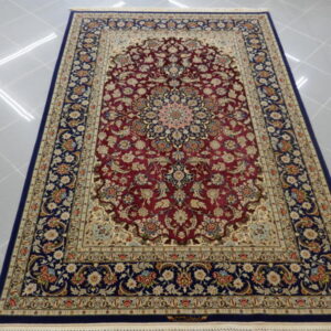 tappeto persiano isfahan fondo seta color rosso rubino da salotto