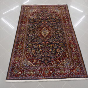 tappeto persiano keshan classico fondo blu da salotto