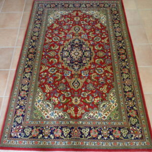 tappeto persiano kum da salotto molto elegante fondo rosso
