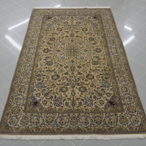 tappeto persiano floreale nain 9 fili fondo avorio da salotto