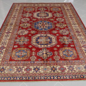 tappeto orientale kazak da sala fondo rosso