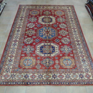 tappeto orientale kazak da sala fondo rosso