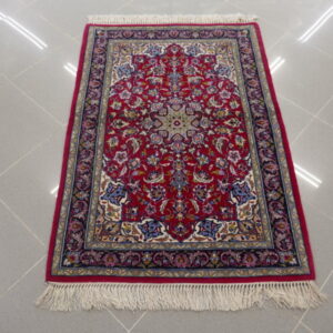 piccolo scendiletto tappeto isfahan misto seta fondo rosso