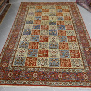 tappeto persiano kum floreale a formelle da salotto con colori naturali